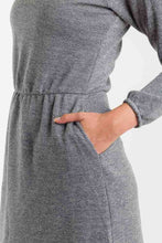 Cargar imagen en el visor de la galería, Vestido enresortado manga larga gris
