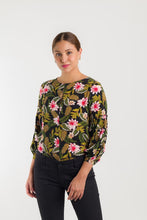 Cargar imagen en el visor de la galería, BLUSA MANGA ¾ CON RUCHE  - FLORAL
