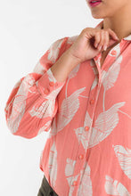 Cargar imagen en el visor de la galería, CAMISA EN LINO MANGA LARGA - CORAL
