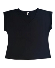 Cargar imagen en el visor de la galería, CAMISETA BASICA NEGRA CUELLO V
