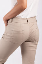 Cargar imagen en el visor de la galería, PANTALON CAPRI 5 BOLSILLOS EN ALGODON
