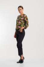 Cargar imagen en el visor de la galería, PANTALON CAPRI 5 BOLSILLOS EN ALGODÓN - NEGRO

