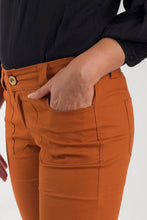 Cargar imagen en el visor de la galería, PANTALON CAPRI 5 BOLSILLOS EN ALGODÓN - TERRACOTA
