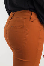 Cargar imagen en el visor de la galería, PANTALON CAPRI 5 BOLSILLOS EN ALGODÓN - TERRACOTA
