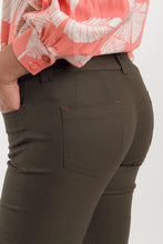 Cargar imagen en el visor de la galería, PANTALON CAPRI 5 BOLSILLOS EN ALGODÓN - VERDE

