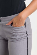 Cargar imagen en el visor de la galería, PANTALON SEMI CAPRI CON VIVO LATERAL - GRIS
