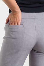 Cargar imagen en el visor de la galería, PANTALON SEMI CAPRI CON VIVO LATERAL - GRIS

